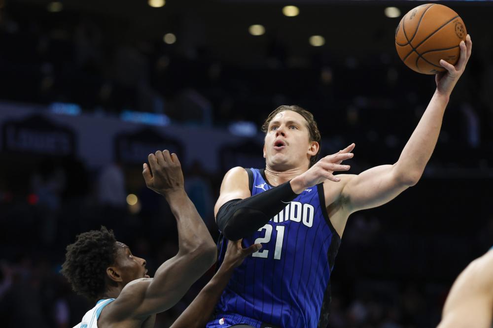 美网现场争议一幕：百万富翁抢小球迷签名帽引众怒，球员补赠礼物化解风波